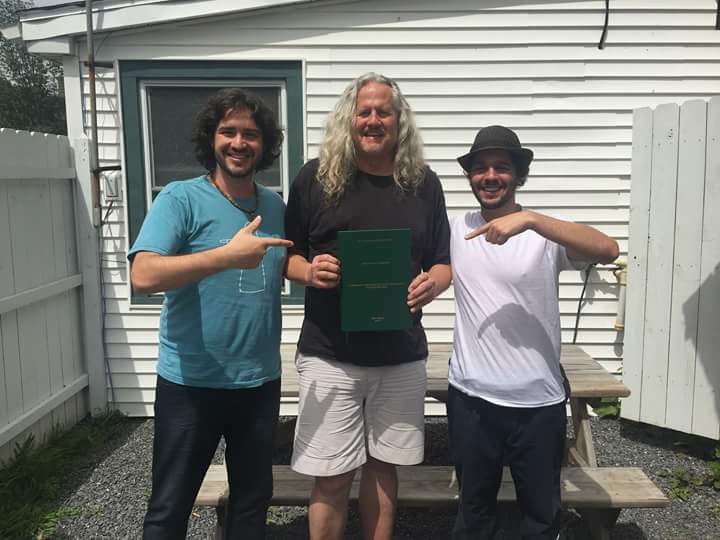 Trabalho de Conclusão de curso da graduação entregue a Preston Reed pelos amigos Jonathas Ferreira e Bob Nunes