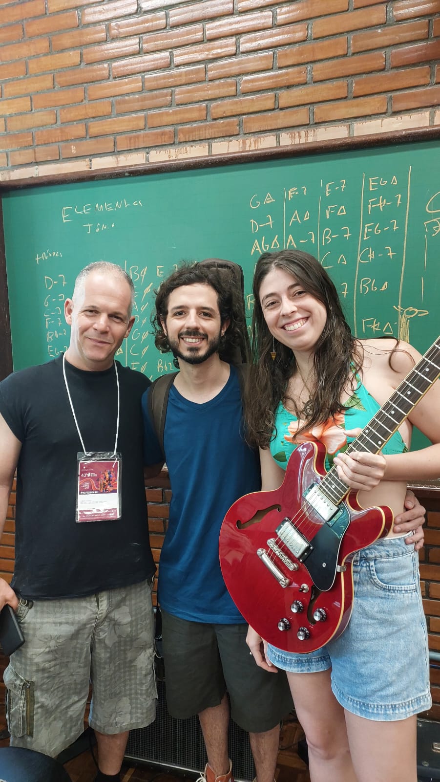 Com professor da aula "Guitarra Criativa" Mário Conde e Luísa Freitas - 43° Oficina de Musica de Curitiba - janeiro 2026